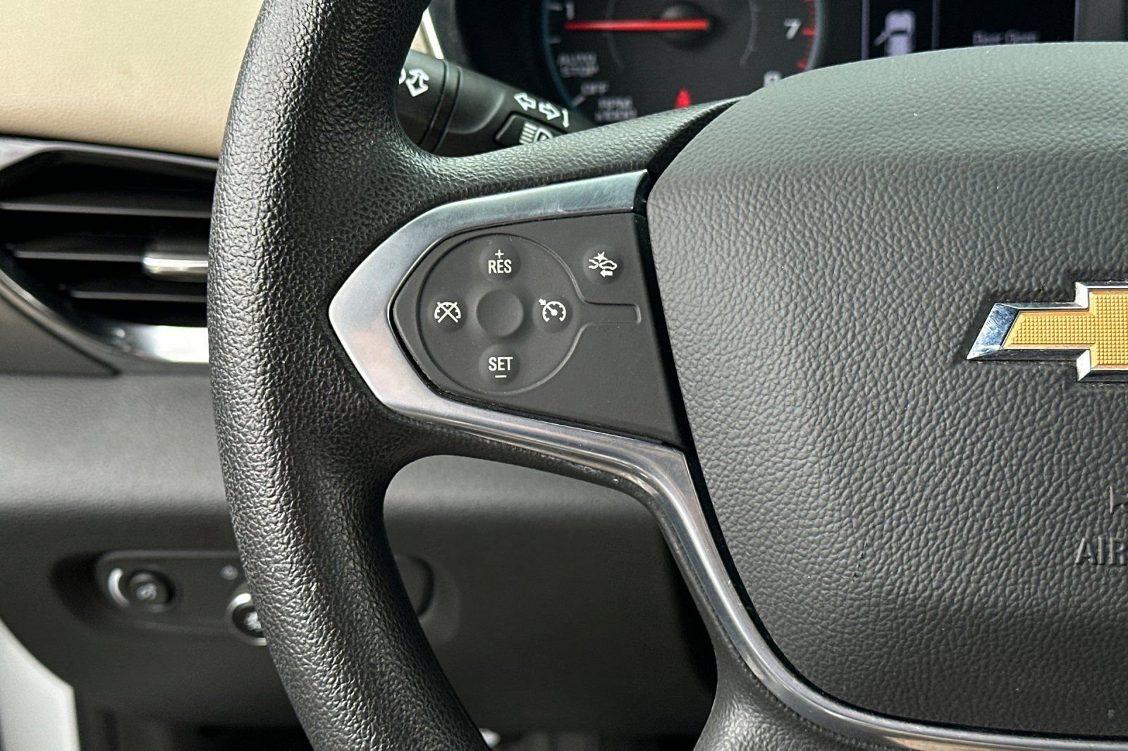 Used 2022 Chevrolet Traverse LS FWD image 32