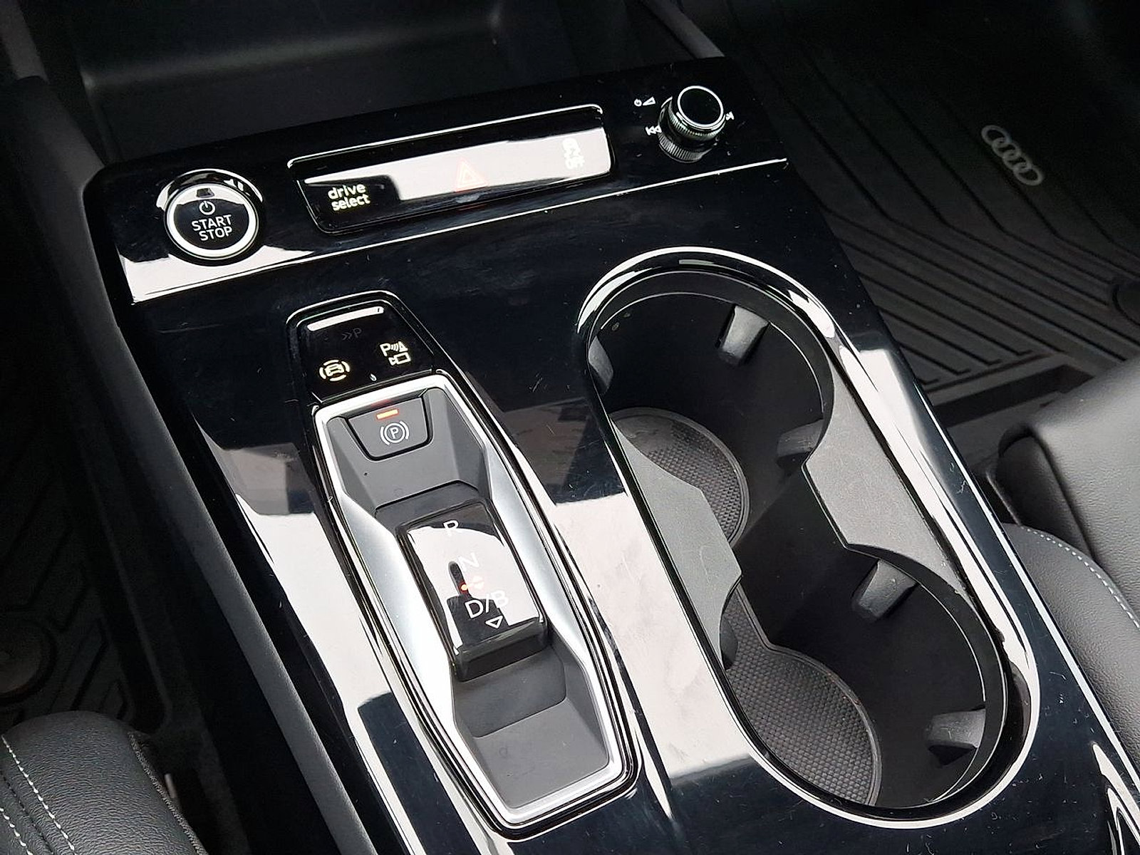 Used 2025 Audi Q6 e-tron Premium Plus image 27