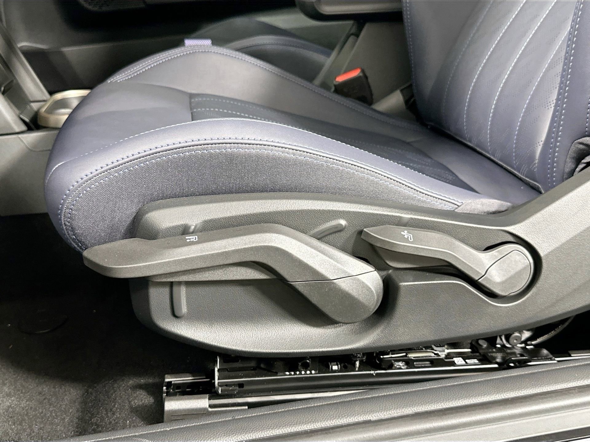 Certified 2025 MINI Cooper S FWD image 18