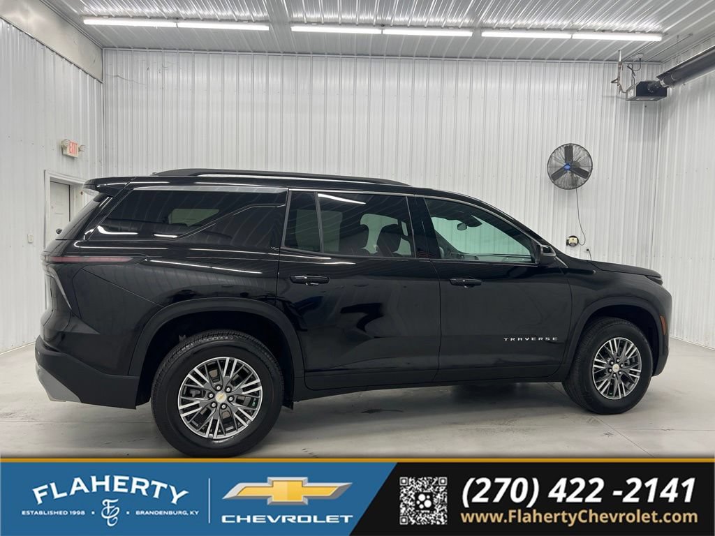 Used 2025 Chevrolet Traverse LT FWD image 2