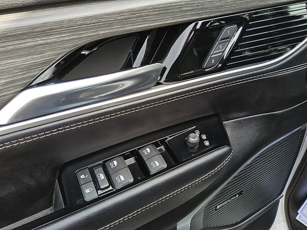 Used 2023 Jeep Wagoneer L Series II w/ Premium Group I image 18