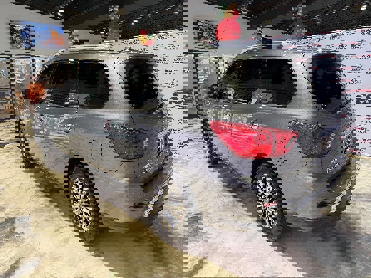 Used 2019 Nissan Pathfinder SV image 10