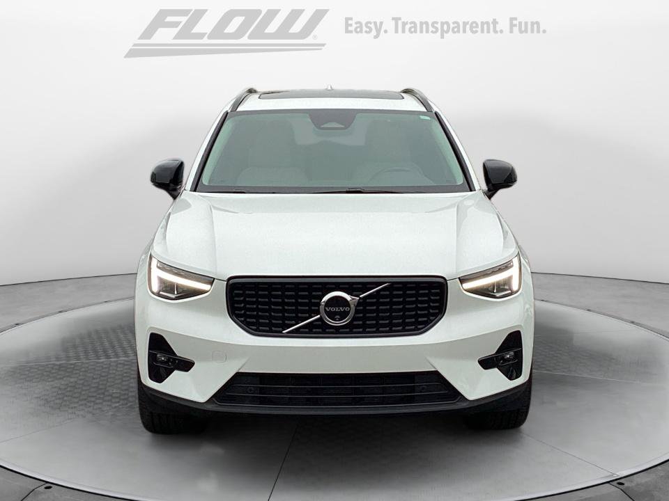 Certified 2025 Volvo XC40 B5 Plus AWD/4WD image 3