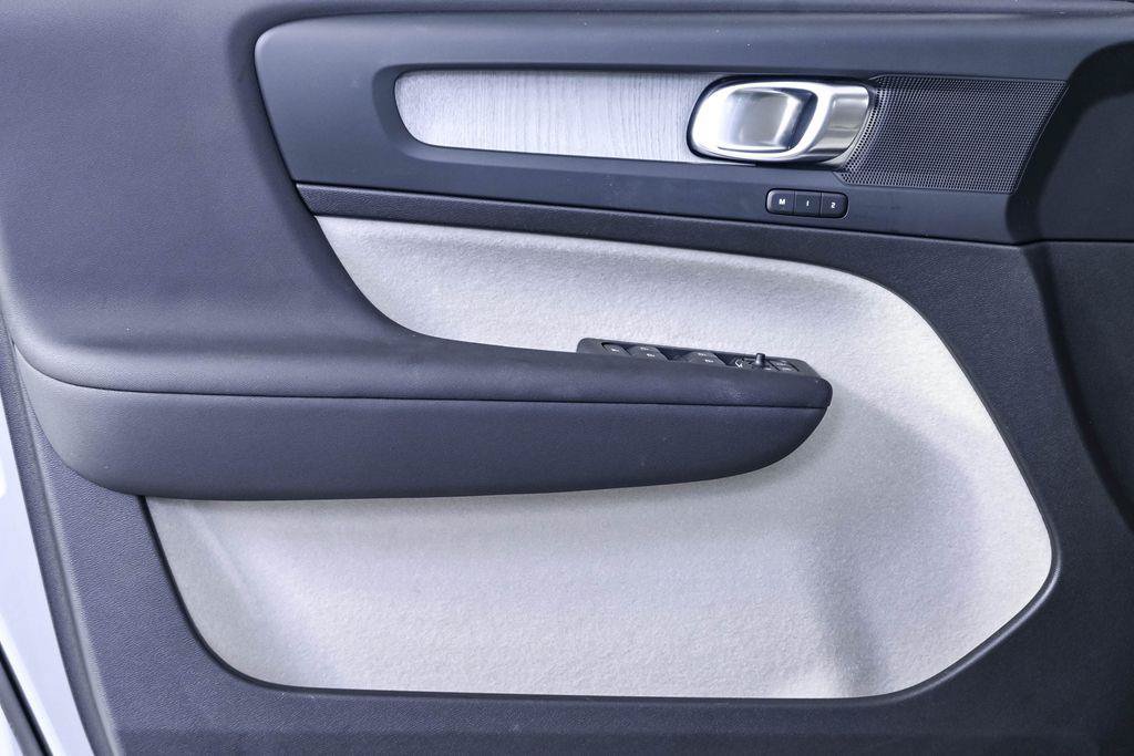 Certified 2026 Volvo XC40 B5 Plus AWD/4WD image 8