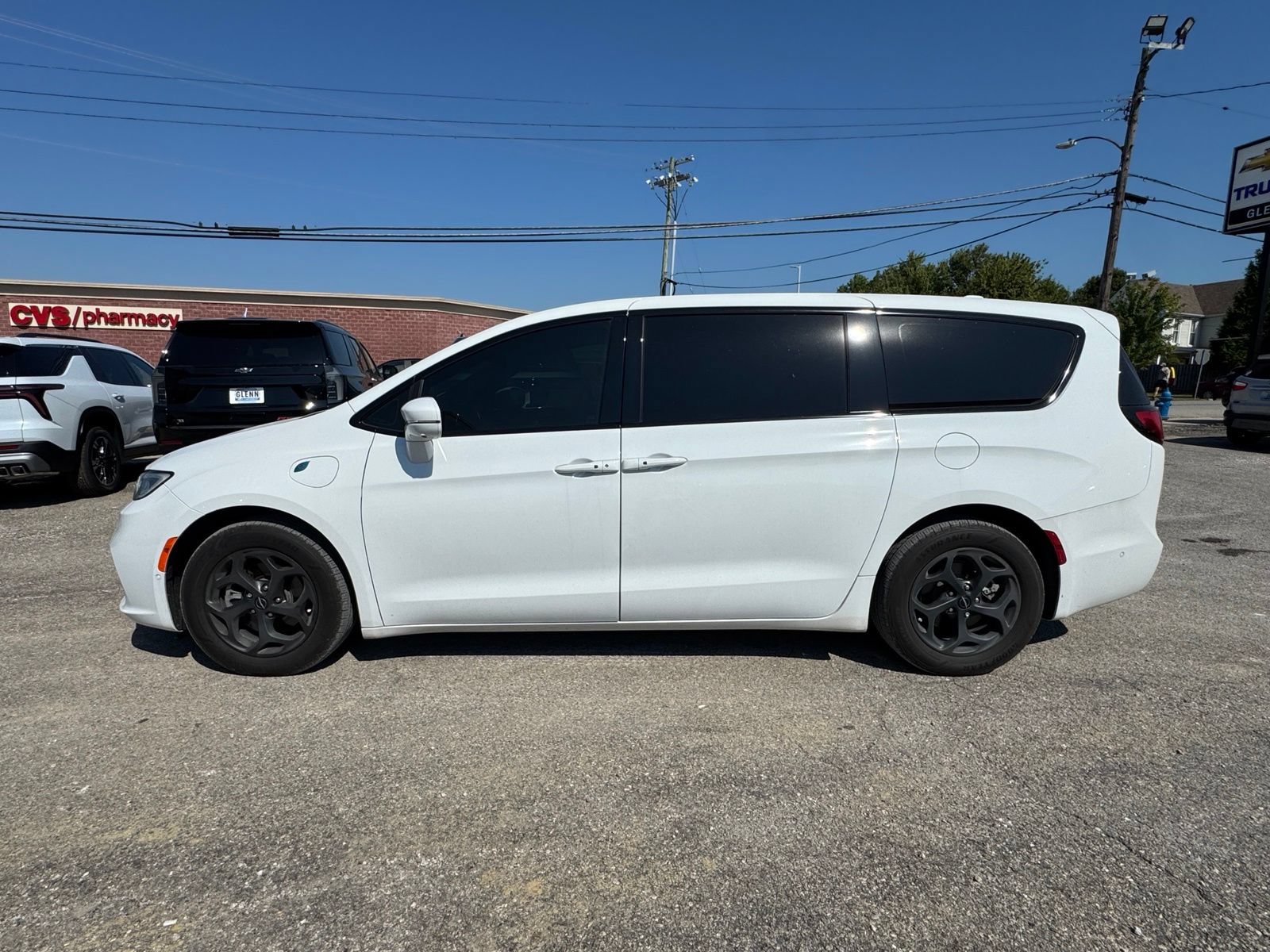 Used 2022 Chrysler Pacifica Limited w/ Uconnect Theater Family Group FWD image 3
