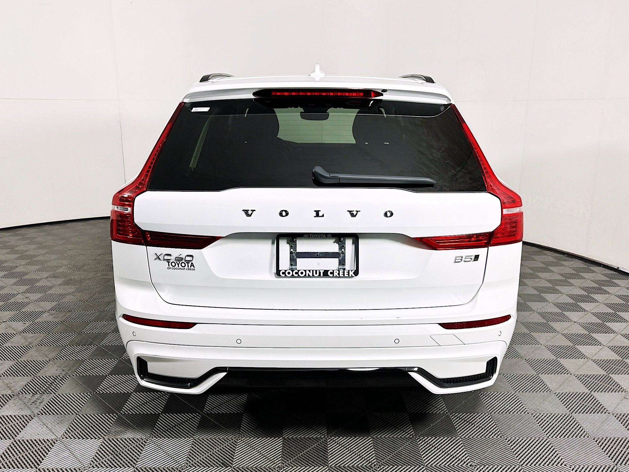 Used 2025 Volvo XC60 B5 Core image 4