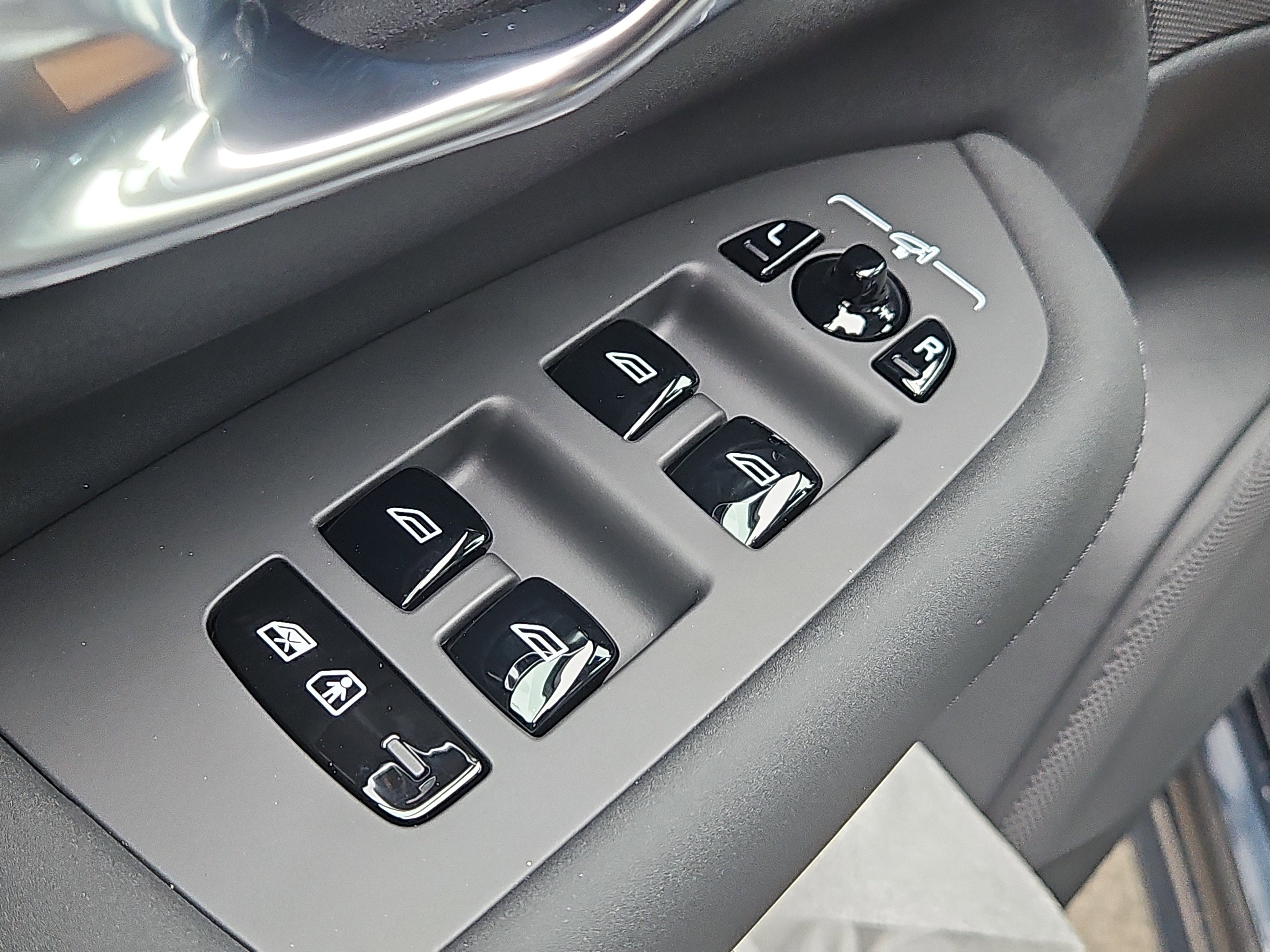 New 2026 Volvo XC90 B5 Core w/ Protection Package Premier image 17