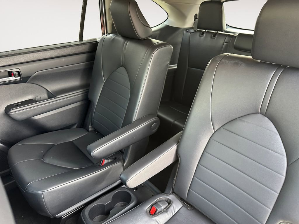 Used 2024 Toyota Highlander XLE AWD/4WD image 13