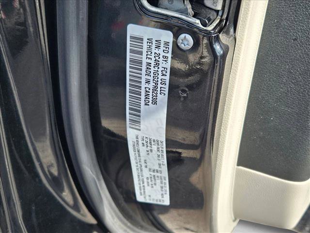 Used 2023 Chrysler Pacifica Limited FWD image 27