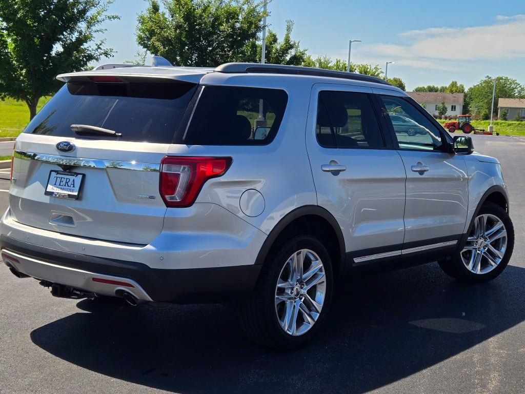Used 2016 Ford Explorer XLT w/ Equipment Group 202A AWD/4WD image 11