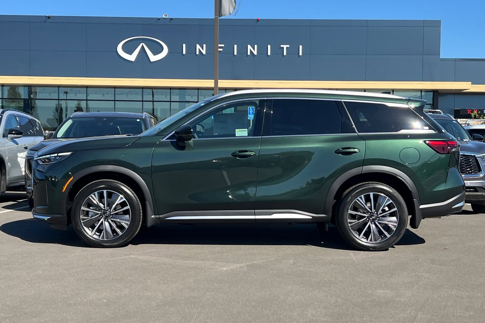 New 2026 INFINITI QX60 Luxe w/ Cargo Package image 2