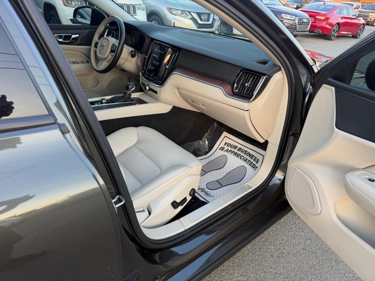 Used 2020 Volvo S60 T5 Momentum FWD image 12