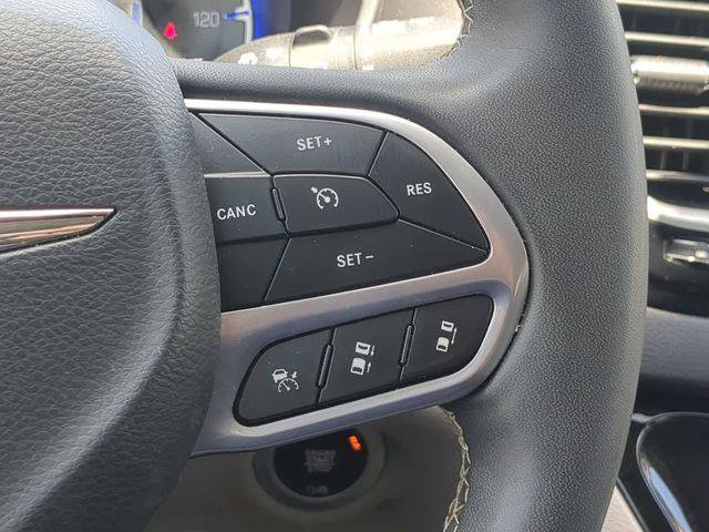 Certified 2023 Chrysler Pacifica Touring-L FWD image 32
