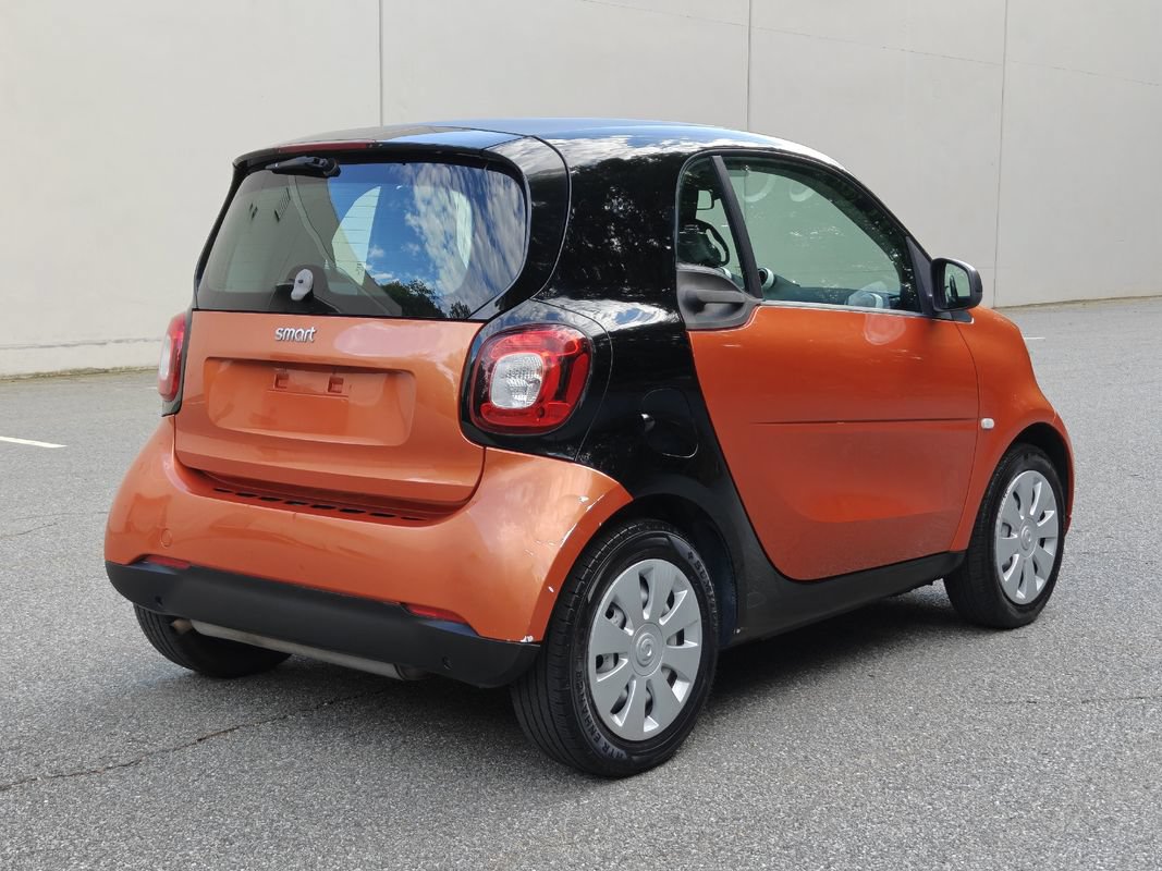 Used 2016 smart fortwo pure RWD image 4