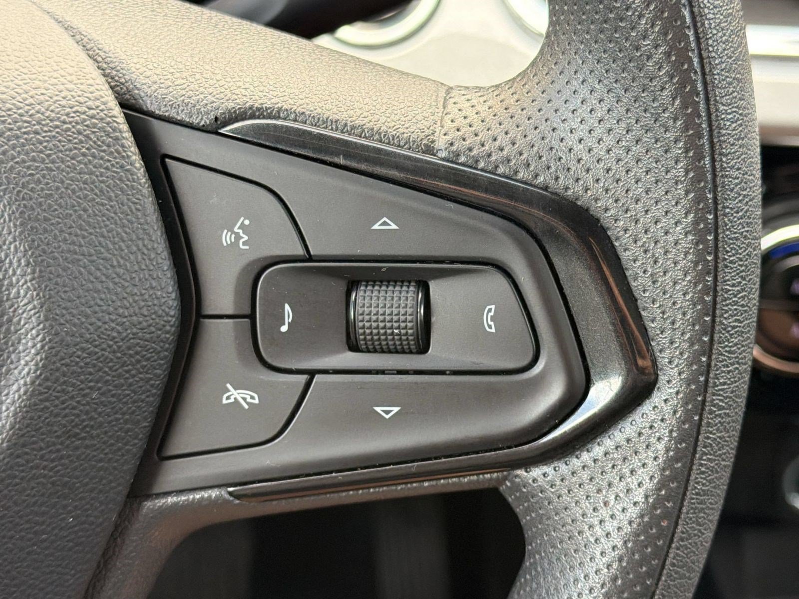Used 2025 Chevrolet Trax LT FWD image 29