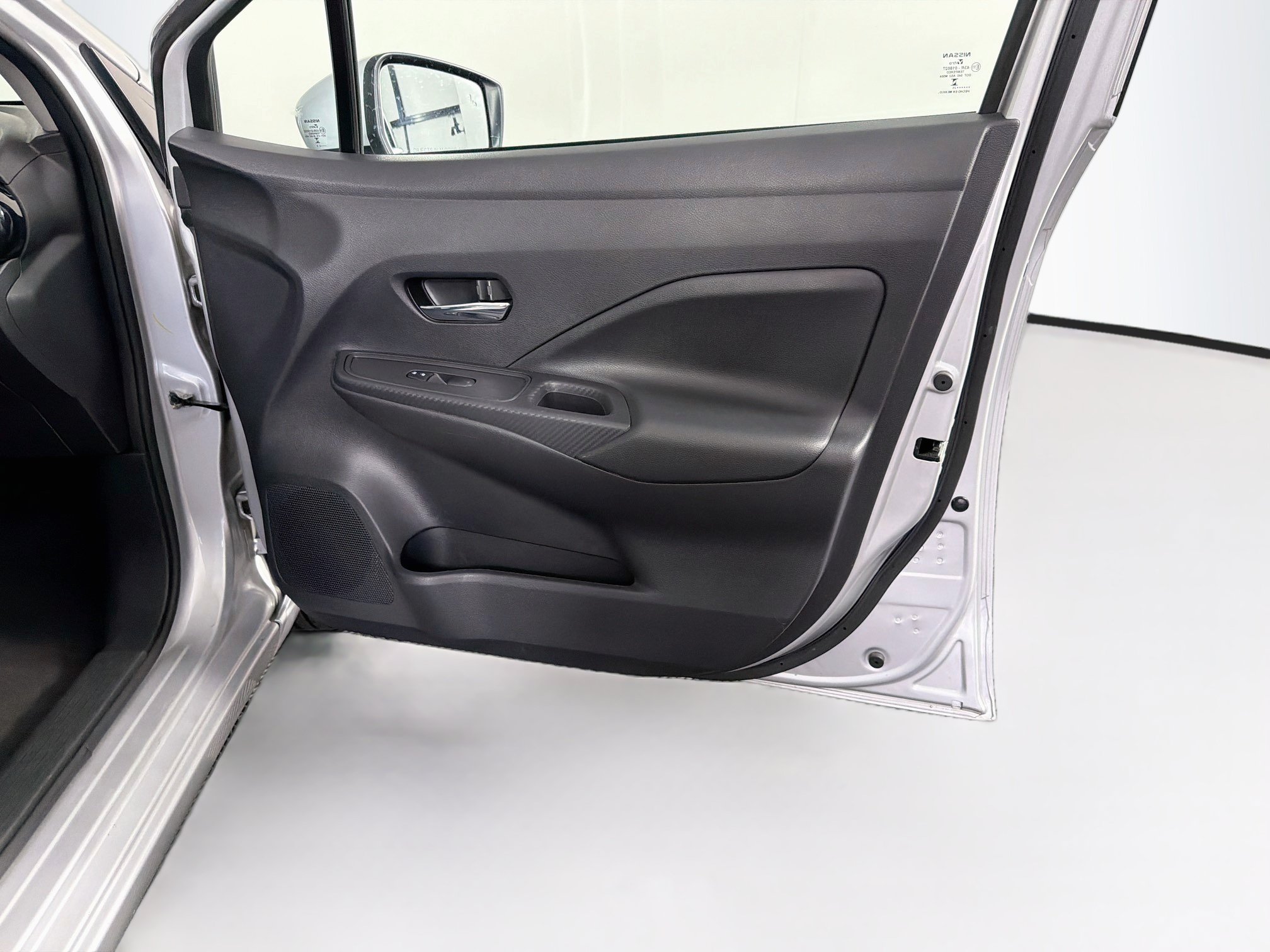 Used 2025 Nissan Versa SV FWD image 31