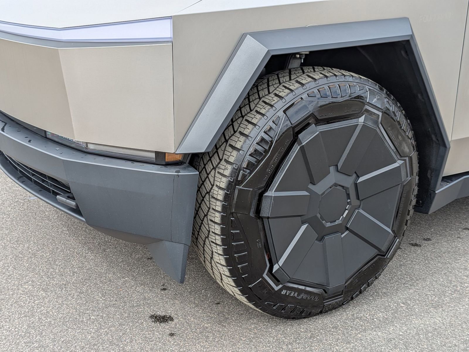 Used 2024 Tesla Cybertruck AWD Crew Cab image 9