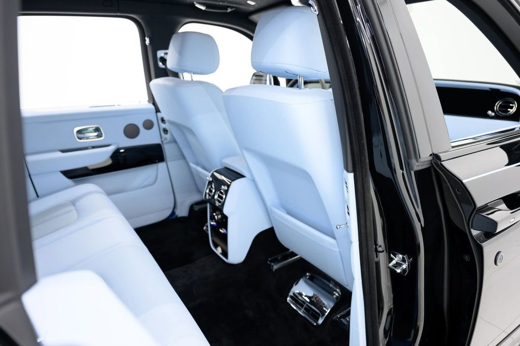Used 2025 Rolls-Royce Cullinan AWD/4WD image 44
