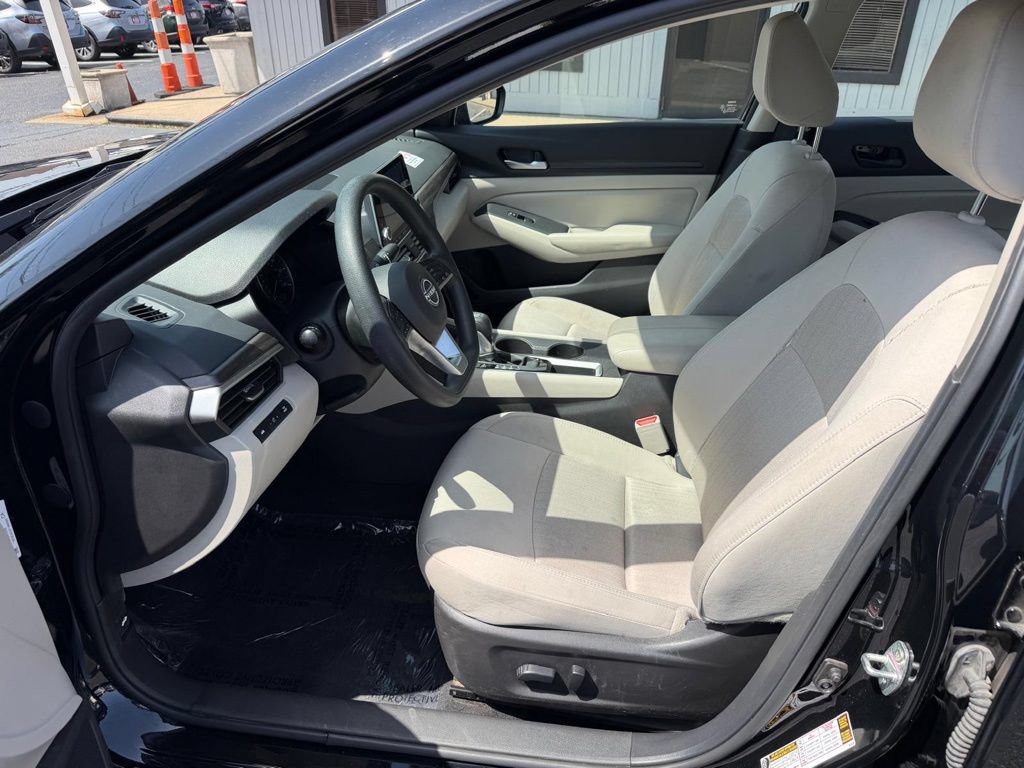 Used 2025 Nissan Altima 2.5 SV FWD image 13