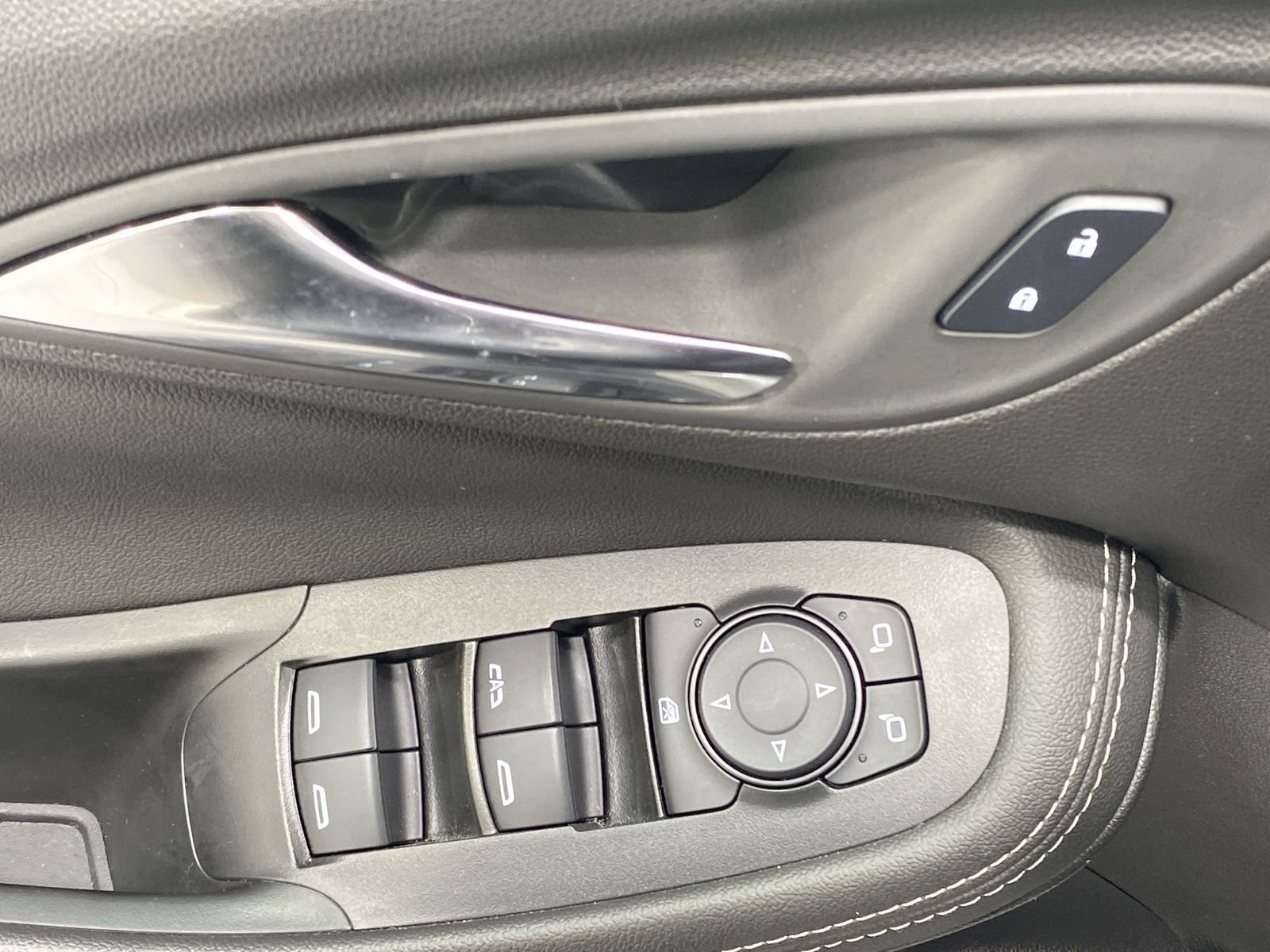 Used 2025 Buick Encore GX Preferred AWD/4WD image 13