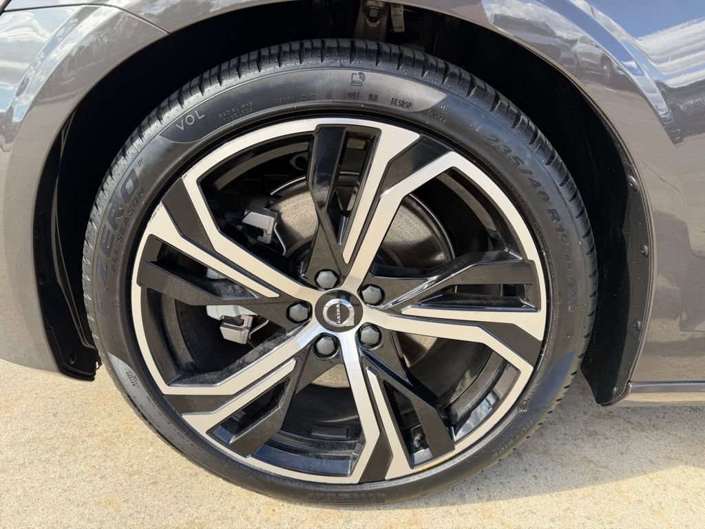 Used 2023 Volvo S60 B5 Core image 9