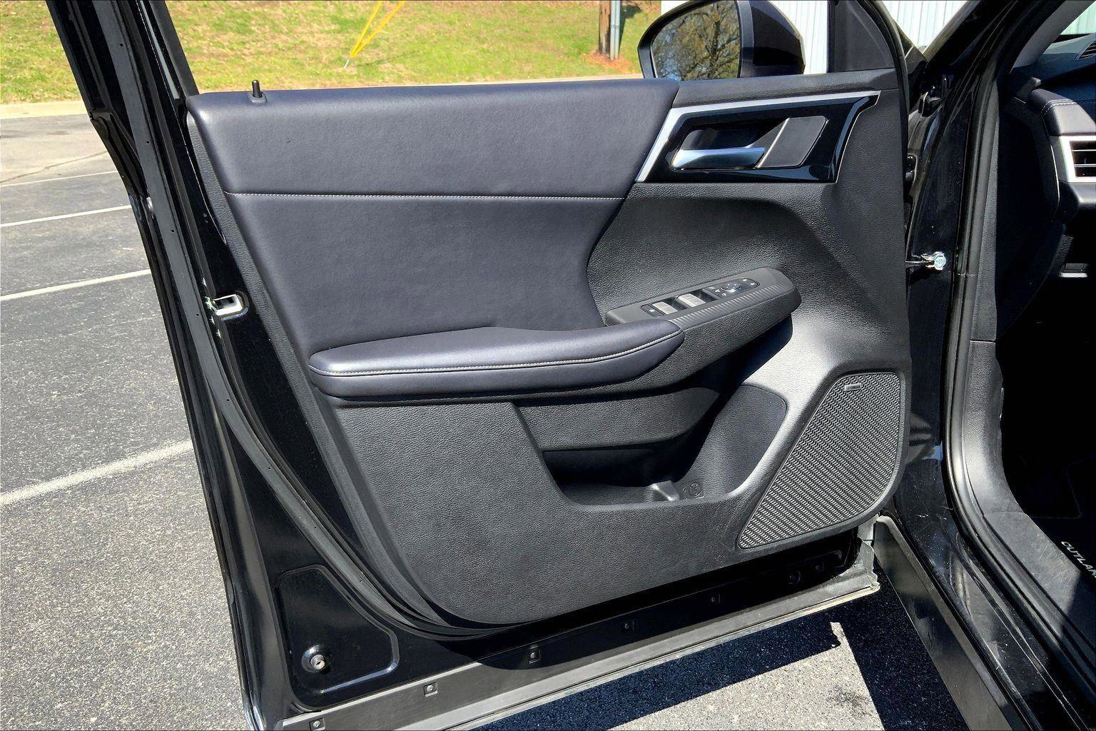 Used 2025 Mitsubishi Outlander SE image 21