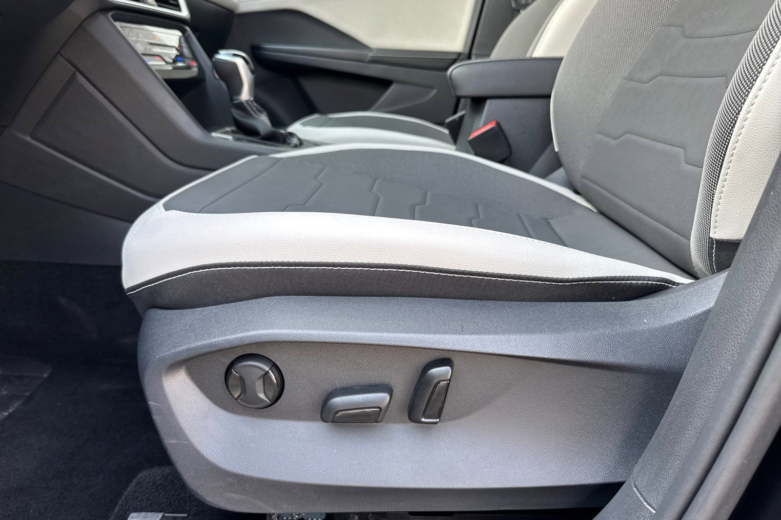 Used 2025 Volkswagen Taos SE w/ Panoramic Sunroof Package image 14