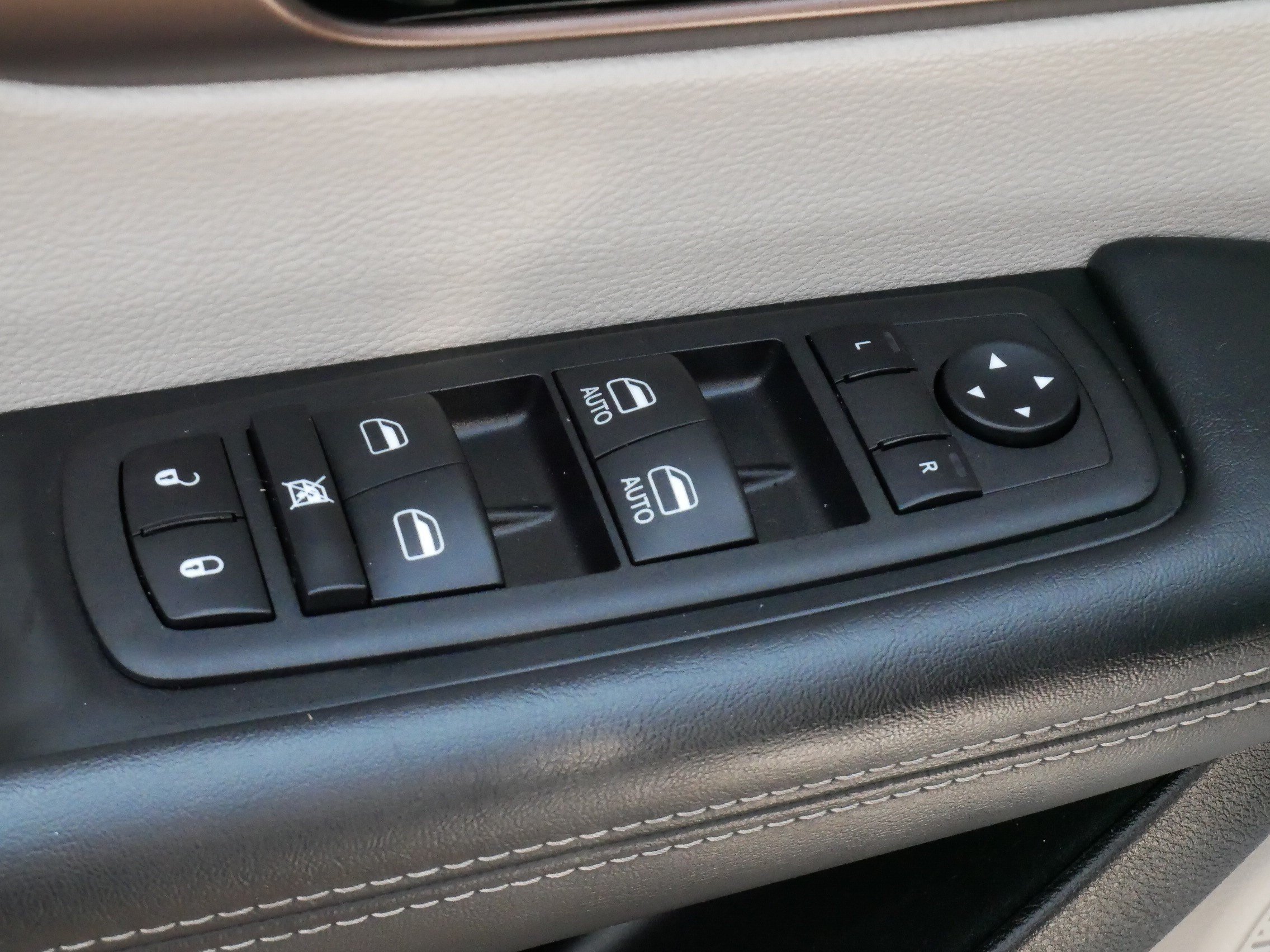 Used 2023 Chrysler Voyager LX FWD image 19