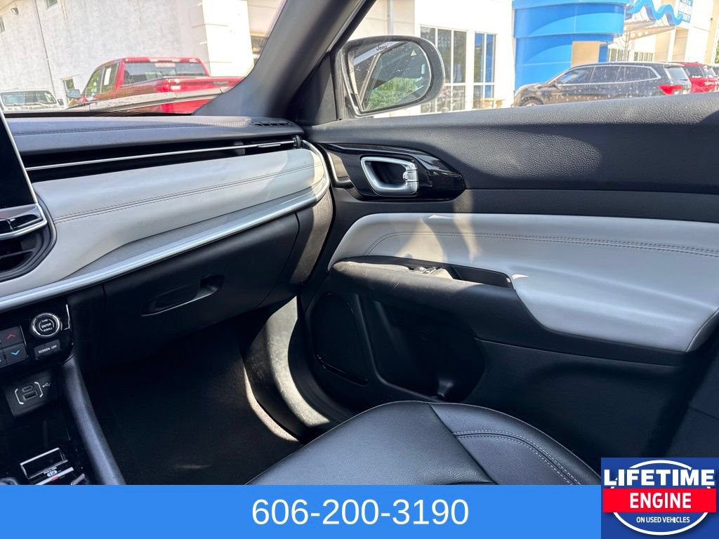 Used 2025 Jeep Compass Limited AWD/4WD image 16