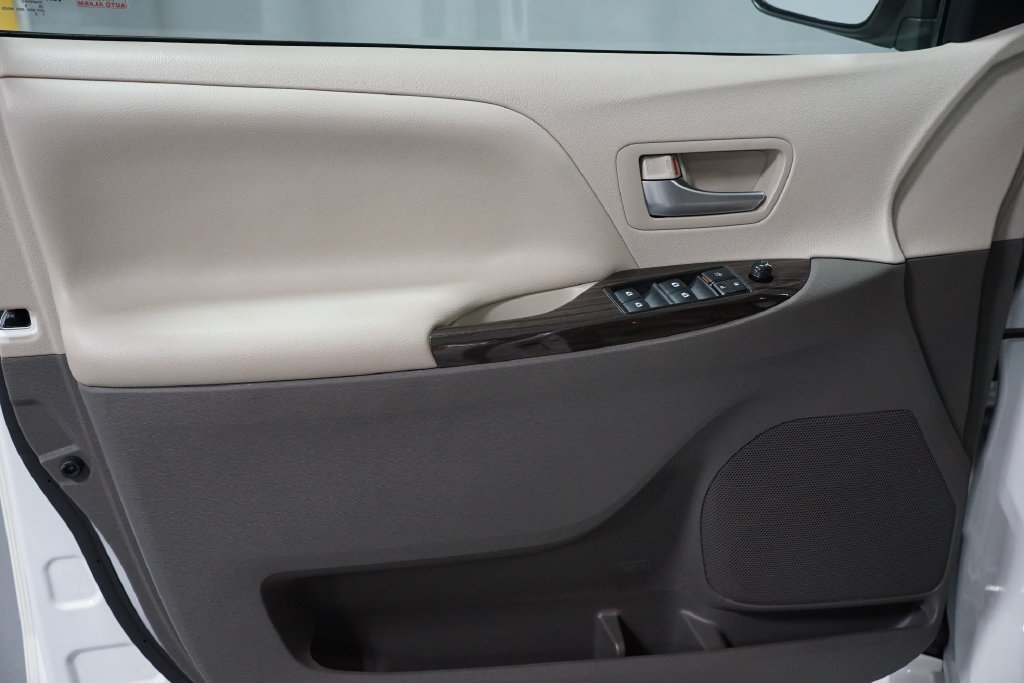Certified 2020 Toyota Sienna XLE Premium FWD image 29
