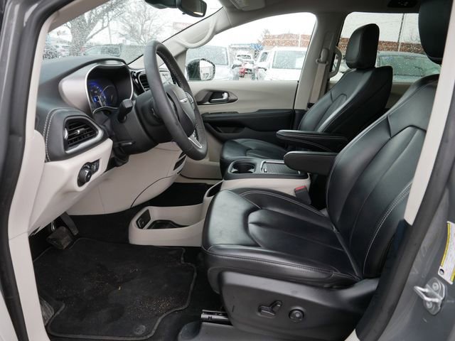 Used 2023 Chrysler Pacifica Touring-L image 13