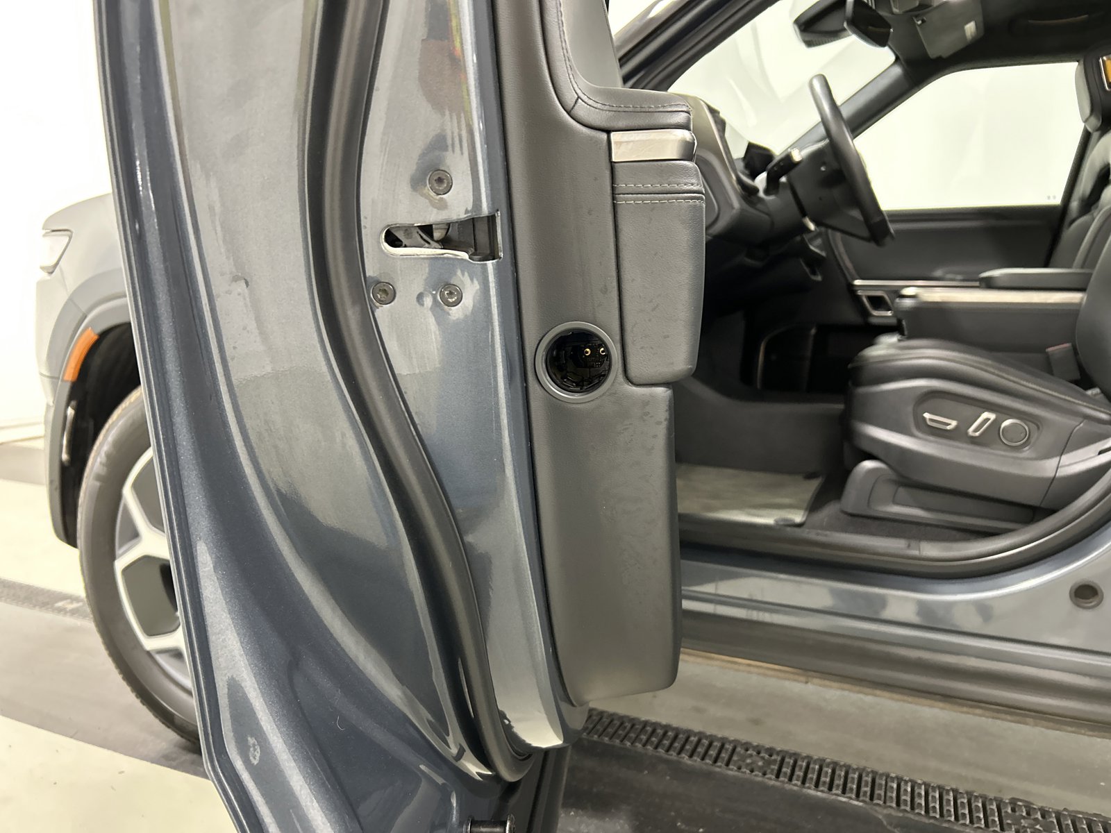 Used 2023 Rivian R1S Adventure AWD/4WD image 27
