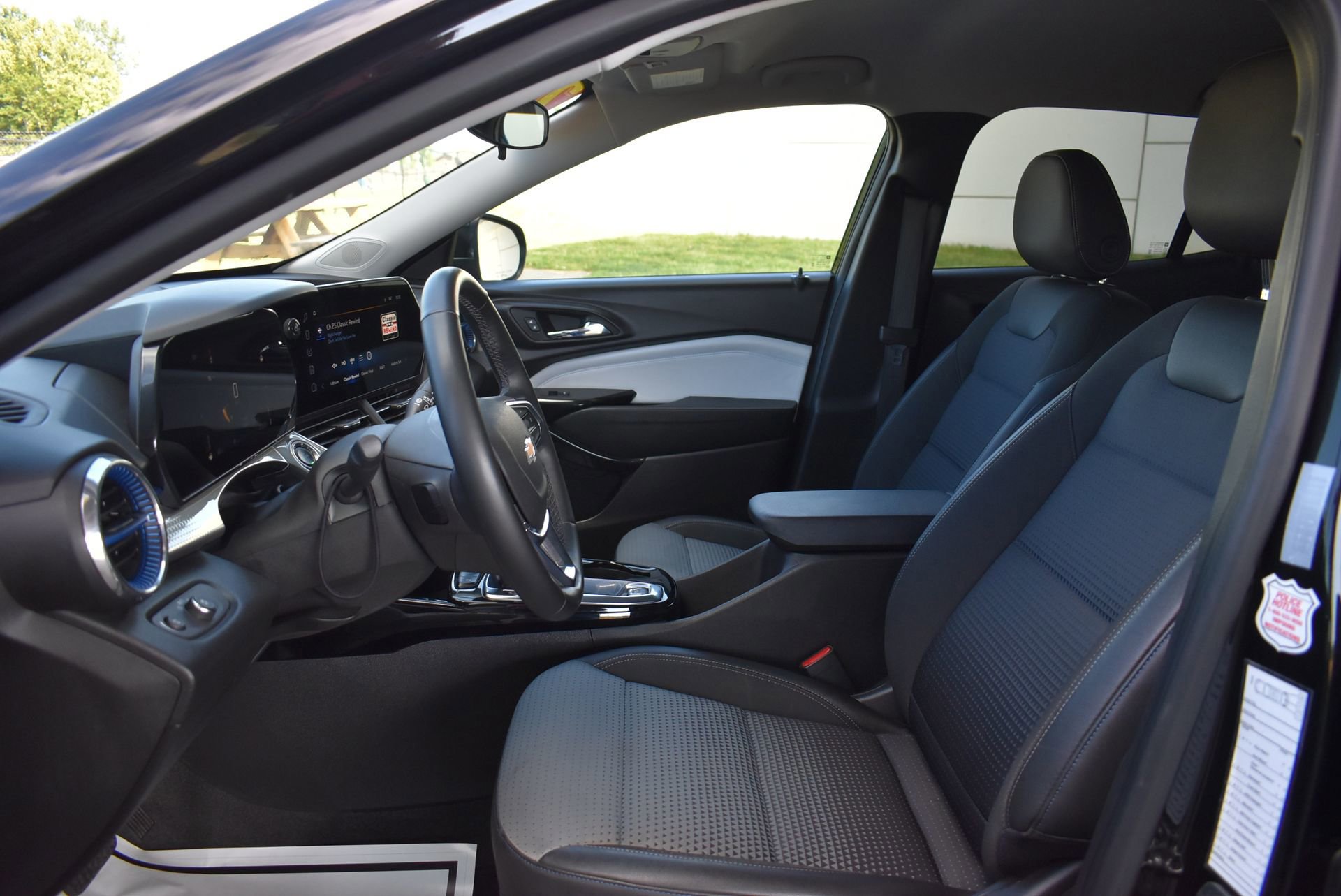 Used 2025 Chevrolet Trax LT w/ LT Convenience Package FWD image 14