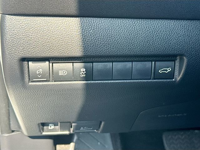 Used 2024 Toyota Venza LE AWD/4WD image 10