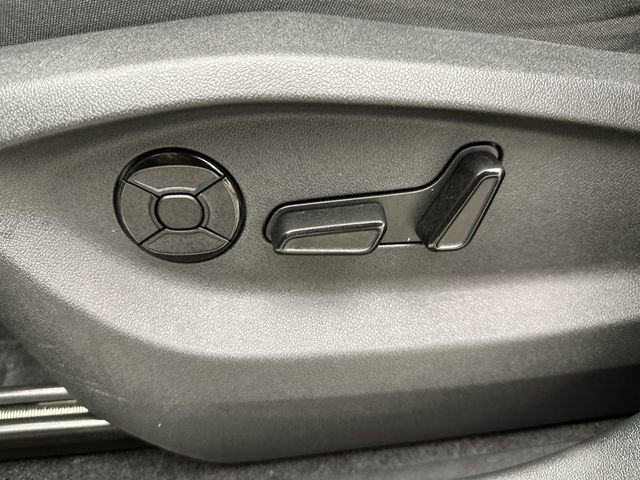 Certified 2025 Volkswagen Tiguan SE image 13