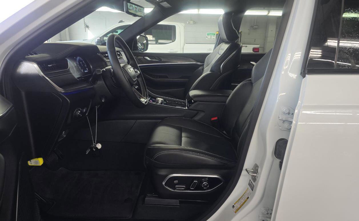 Used 2025 Jeep Grand Cherokee Overland w/ Adv Protech Group III image 5