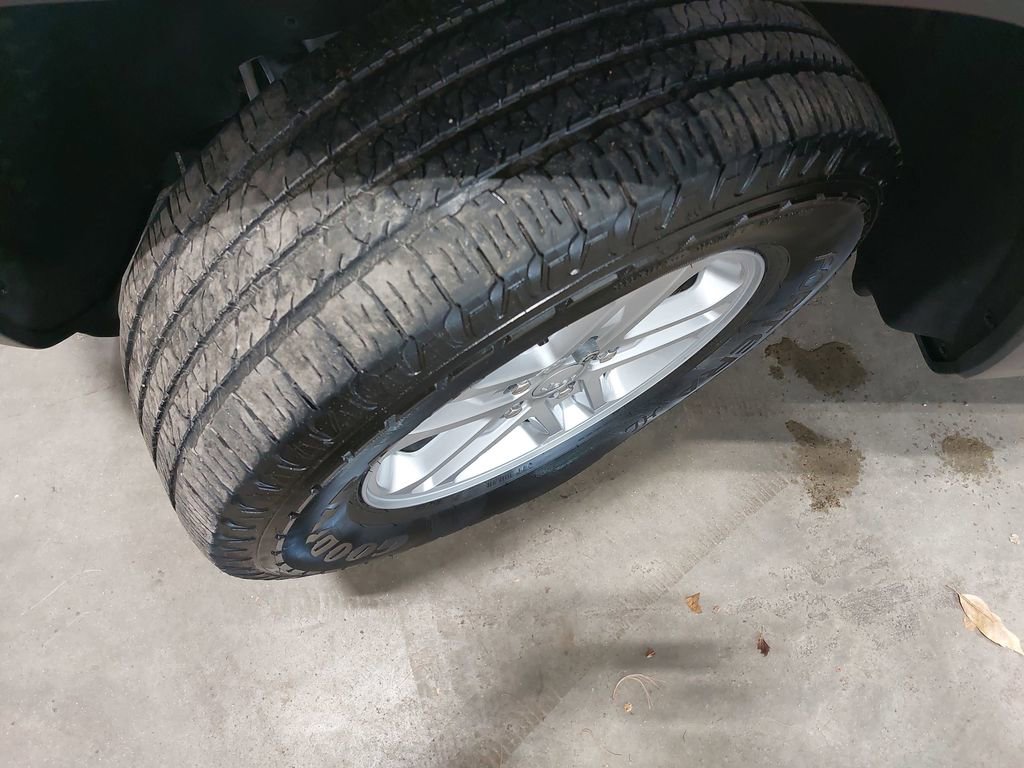 Used 2023 Jeep Grand Cherokee Laredo image 31