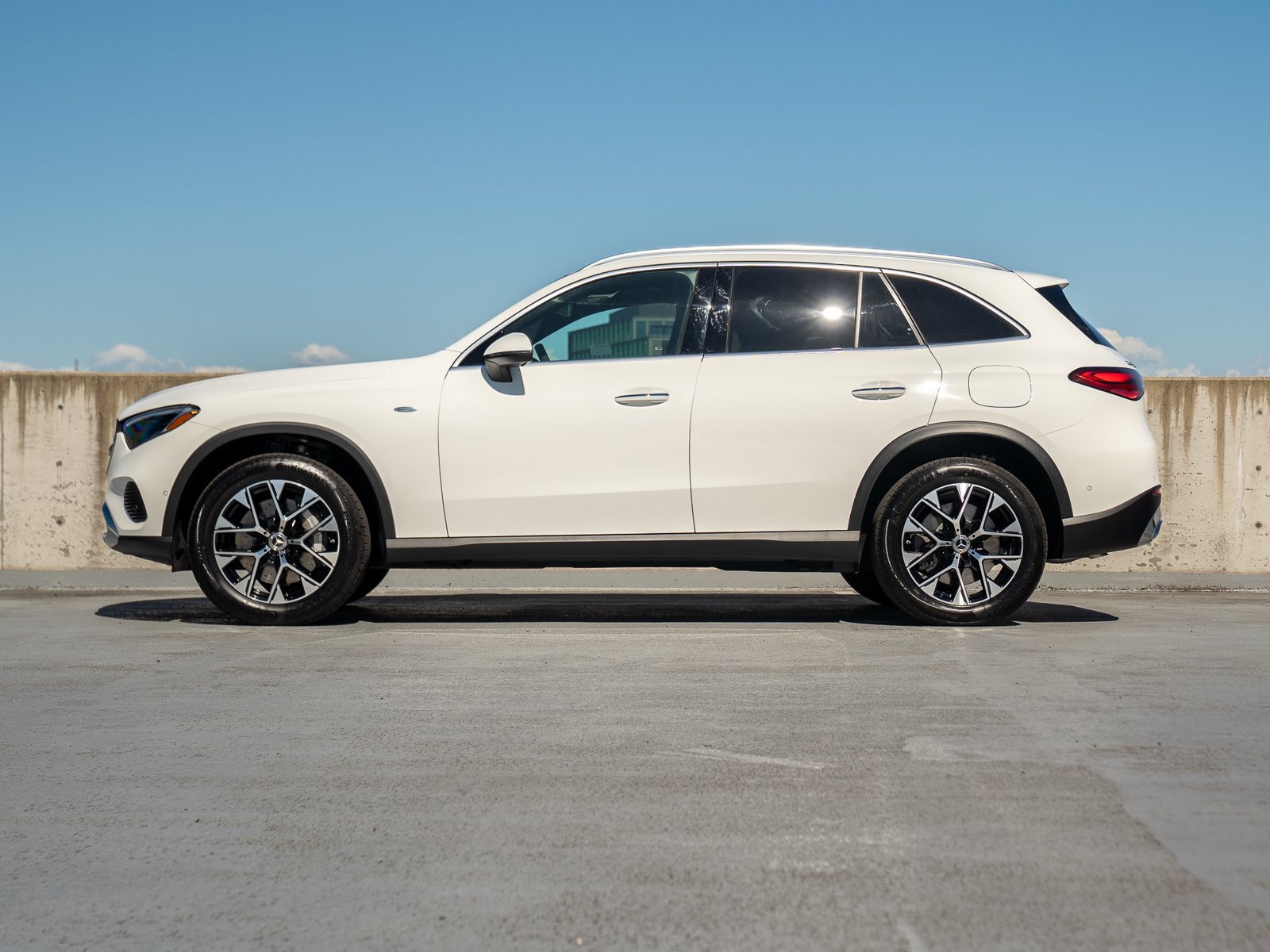 Used 2025 Mercedes-Benz GLC 350e 4MATIC w/ Driver Assistance Package image 3