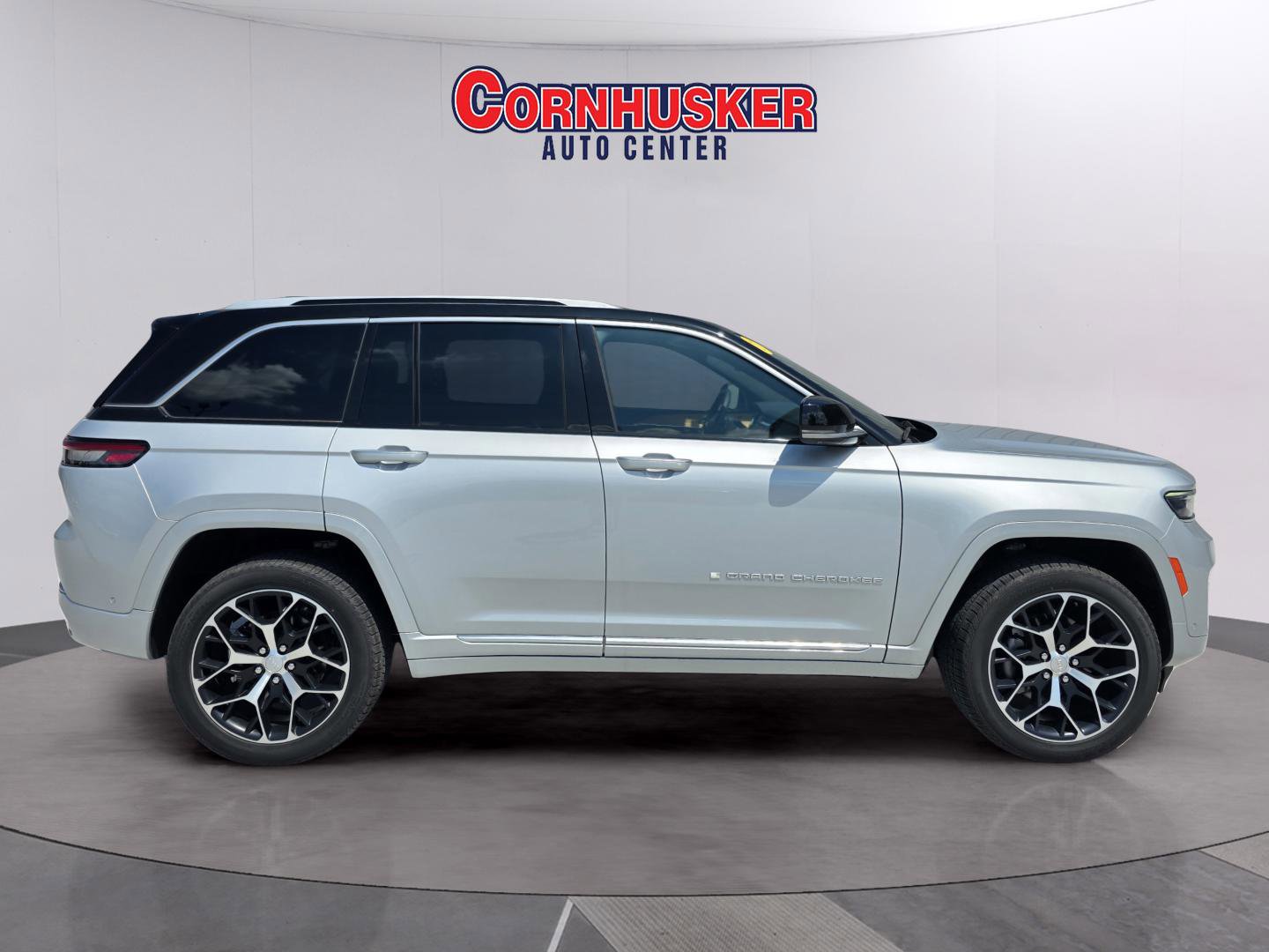 Used 2023 Jeep Grand Cherokee Summit image 7