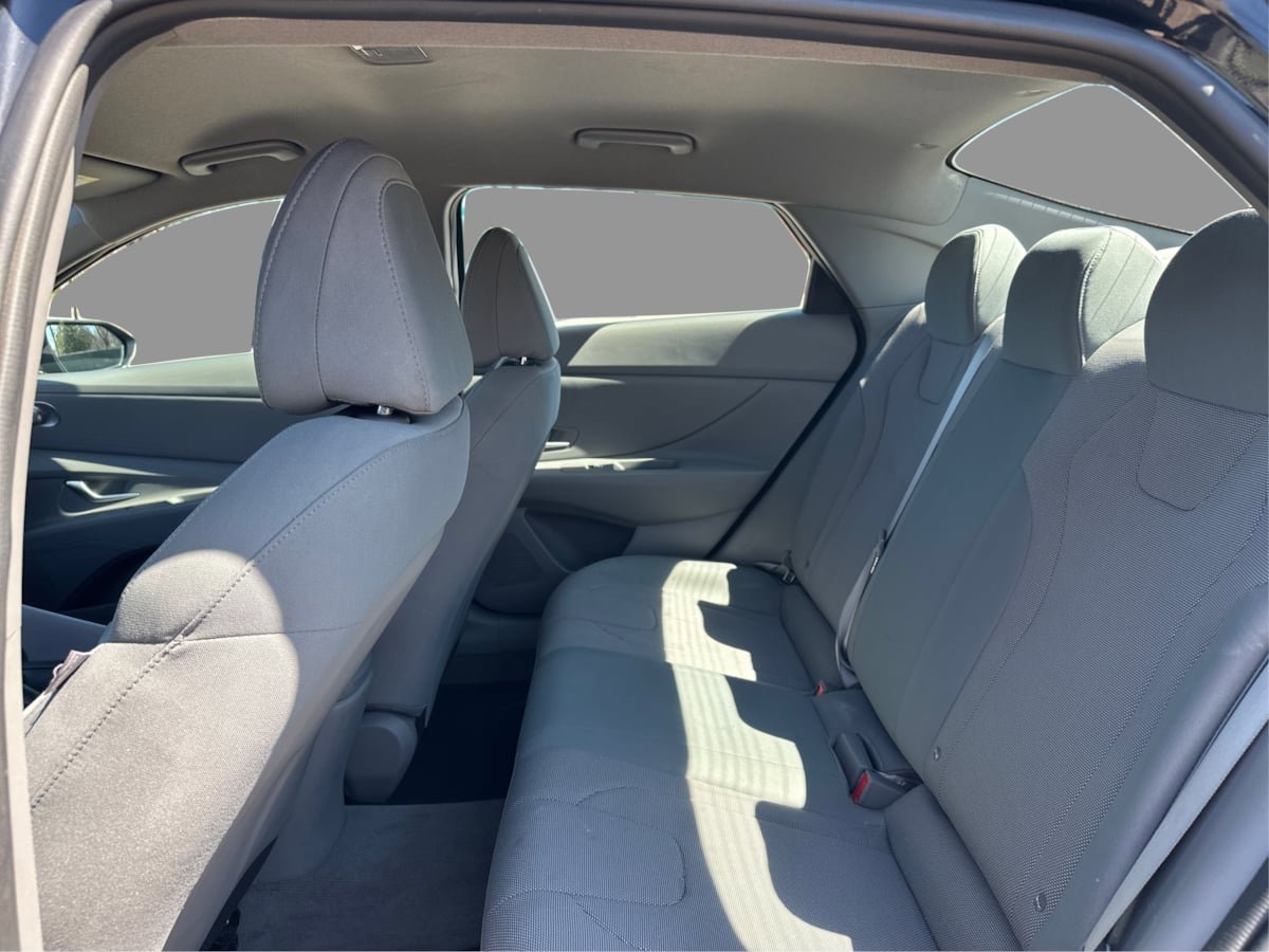 Used 2022 Hyundai Elantra SE FWD image 11