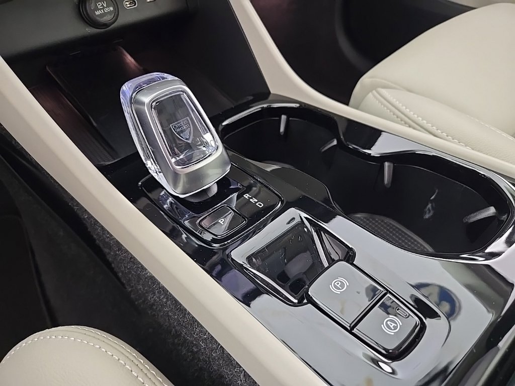 Certified 2025 Volvo XC40 B5 Ultra AWD/4WD image 21