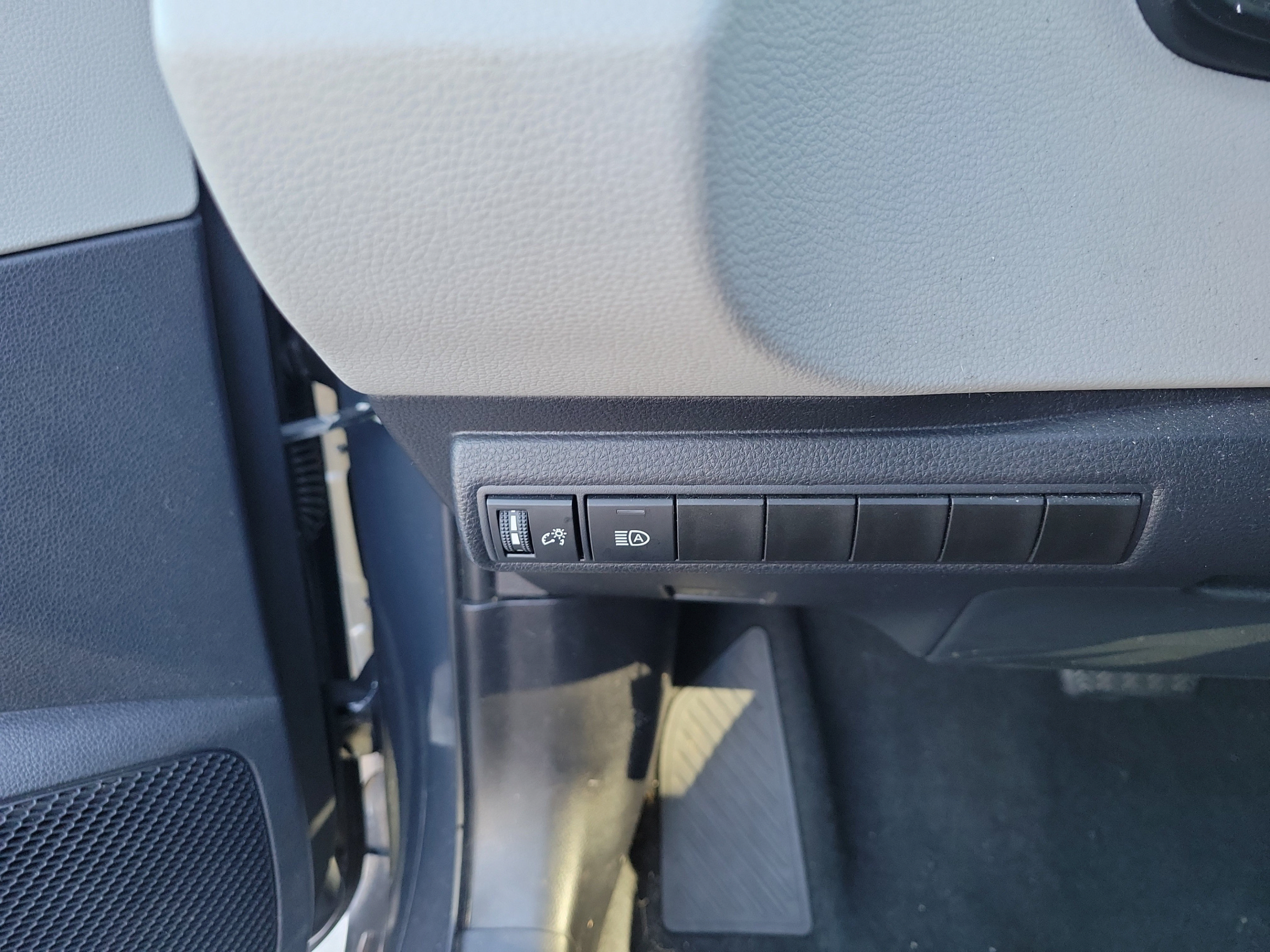 Used 2024 Toyota Corolla LE FWD image 25