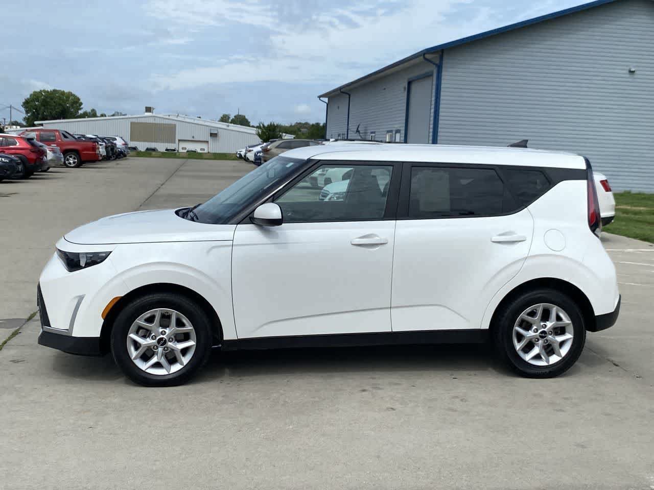 Used 2023 Kia Soul LX w/ LX Technology Package FWD image 3