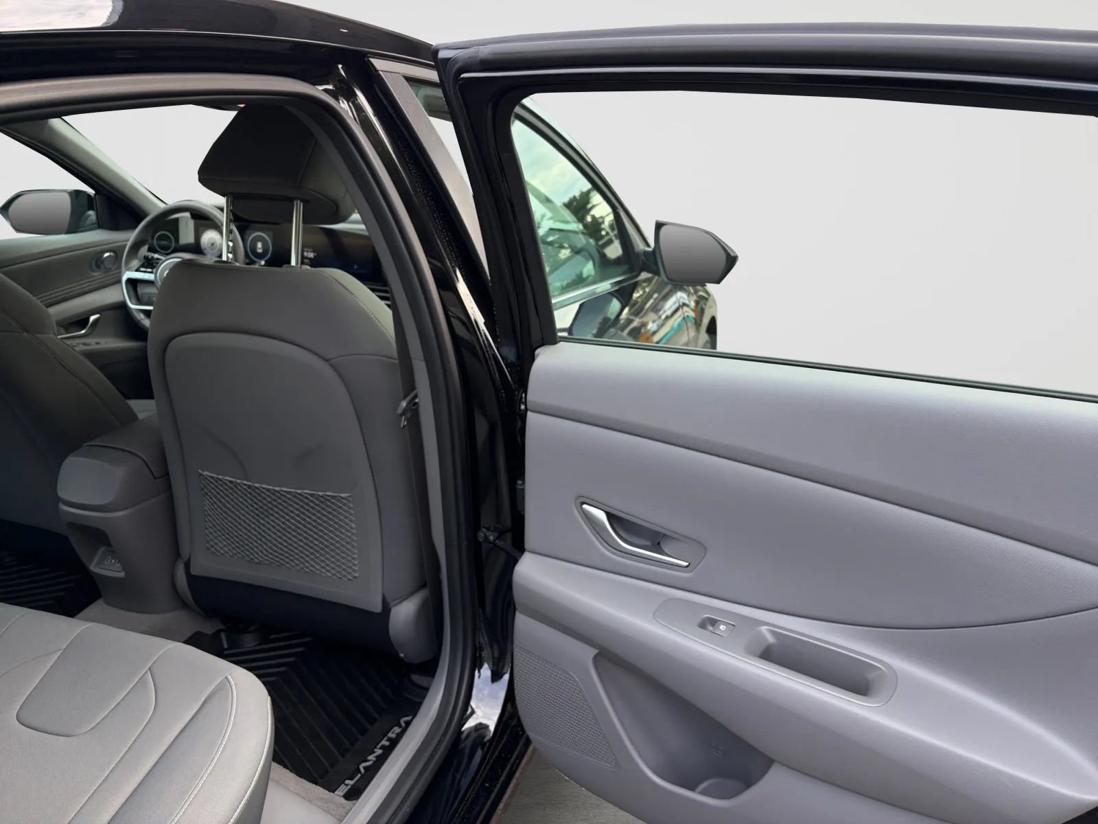 Used 2025 Hyundai Elantra SEL FWD image 17