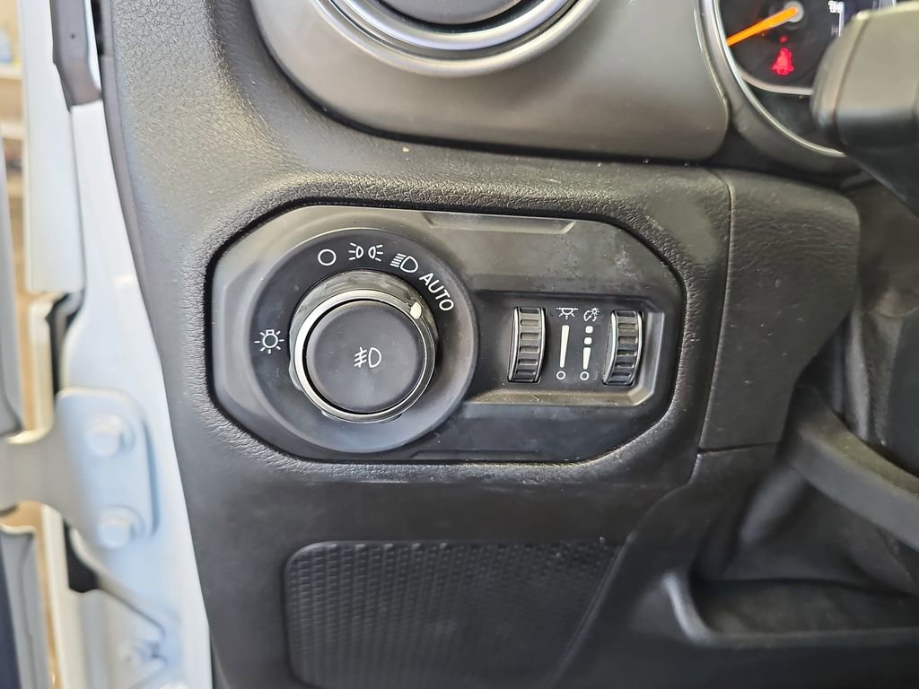 Used 2020 Jeep Wrangler Unlimited Sahara AWD/4WD image 23