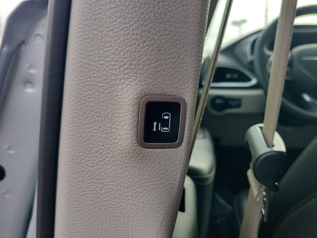 Used 2024 Chrysler Pacifica Touring-L FWD image 19