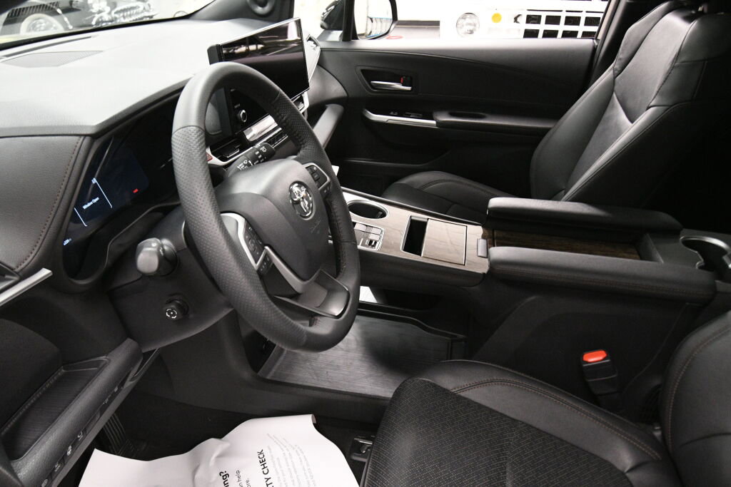 Used 2025 Toyota Sienna Platinum AWD/4WD image 21