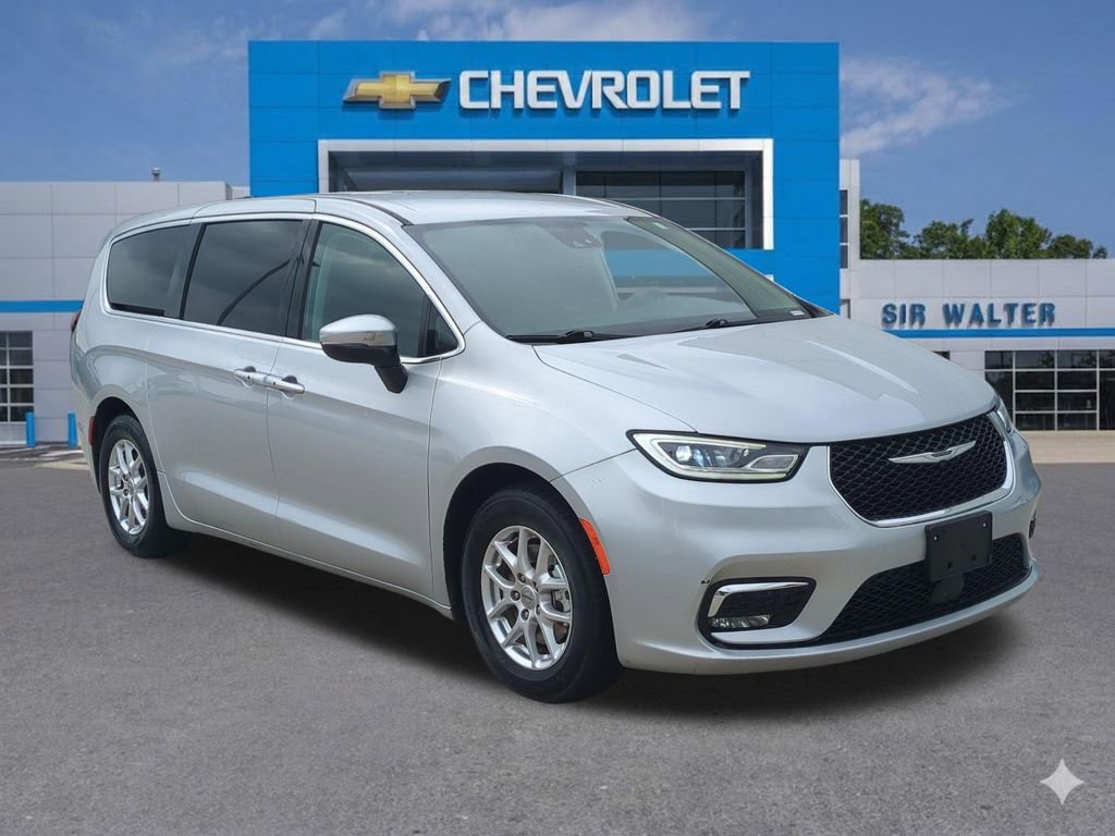Used 2023 Chrysler Pacifica Touring-L FWD image 8