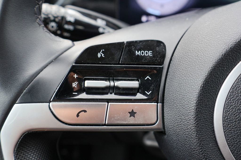 Used 2025 Hyundai Elantra Limited FWD image 12