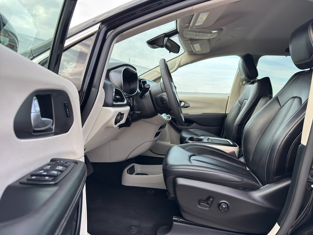 Used 2024 Chrysler Pacifica Touring-L image 10